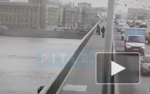 Родственник спустя месяц начал искать нырнувшего с моста Александра Невского мужчину