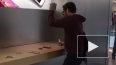 Француз, крушащий технику Apple в фирменном магазине, ...