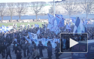 Фанаты «Зенита» движутся колонной со стороны Дворцовой в сторону «Петровского» 