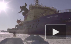 Видео: экстремал из Мурманска полетал на сноуборде над заливом 
