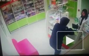 Смешное видео: во Владикавказе неуклюжий пузатый грабитель не смог ограбить аптеку