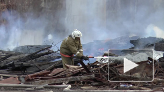 В порту под Петербургом 12 часов тушили горящие железнодорожные шпалы