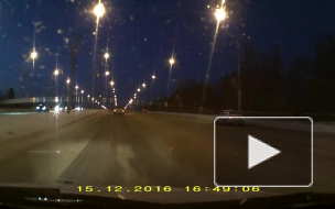 Появилось видео ДТП с перевертышем на Петровском мосту в Липецке