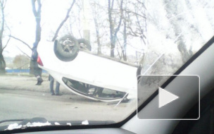 Видео: в Воронеже на мосту через ВОГРЭС перевернулась иномарка