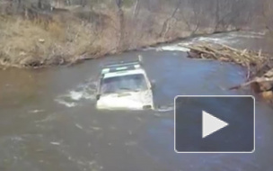 Видео из Челябинска: местный житель утопил внедорожник в реке