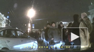 И смех и грех: Очевидцы выложили видео как на Невском карета "задавила" автомобиль