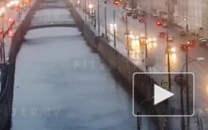 Спасатели вытащили тонущего человека из Обводного канала