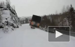 В Норвегии водитель грузовика выжил после падения с 60-метрового обрыва