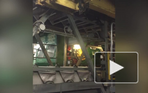 В метро Петербурга показали, как работает эскалатор изнутри