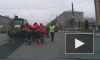 В Смоленске дорожники устроили соревнования по боксу на середине дороги