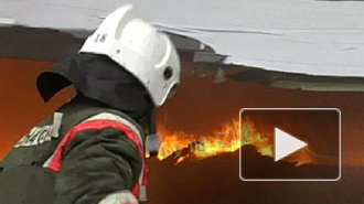Более ста спасателей тушат пожар в ангаре на Белы Куна