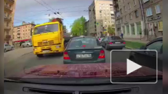 На Кондратьевском манипулятор "КамАЗ" снес крышу такси