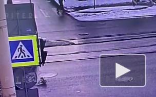 На углу 16-ой линии и Среднего проспекта В.О машина сбила ребенка на самокате