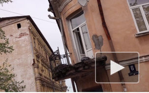 Видео: фура снесла балкон исторического дома на одной из самых живописных улиц Выборга