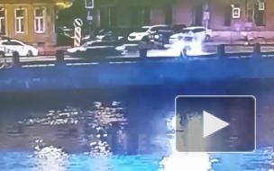 Видео: побег от полицейских на набережной реки Фонтанки закончился для водителя "встречей" с жилым домом