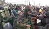 Толпа беженцев сломала забор на границе Польши и Белоруссии