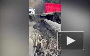 В Сочи оползень разрушил участок дороги 