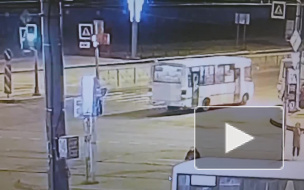 На Большевиков лихач на "Приоре" сбил пешеходов. Появилось видео момента аварии