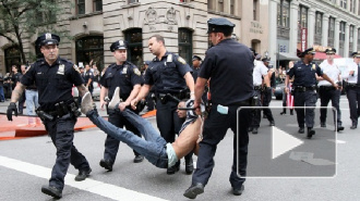В Нью-Йорке задержаны более 80 протестующих против освобождения убийцы Эрика Гарнера