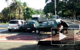 В Бразилии велосипедист голыми руками передвинул машину, мешавшую проезду