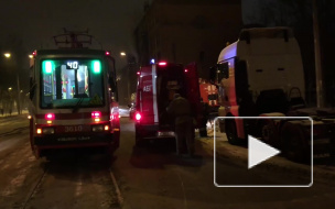 Видео: На 2-ом Муринском проспекте горит квартира