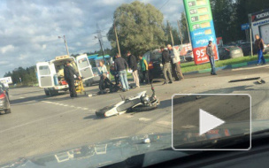 Около Тосно байкер влетел в машину: пилота увозят на скорой