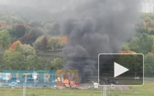 На Петергофском шоссе горит автостоянка: взорвалась фура
