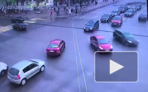 Видео: В Твери в результате ДТП машины вылетели на тротуар и сбили пешеходов