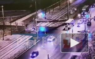Авария на перекрестке Здоровцева и Ветеранов остановила движение трамваев в обе стороны