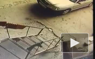 Видео: в Балаково женщина на иномарке украла грязные ковры и скрылась