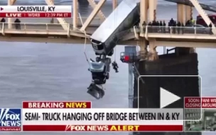 В США фура с прицепом врезалась в ограждение моста и повисла над водой