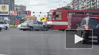 На Просвещения трамвай протаранил иномарку