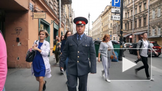 На улице Рубинштейна полицейский рассказал прохожим о жизни Довлатова