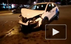 Видео: разбитое каршеринговое авто осталось посреди дороги после ДТП в Невском районе 