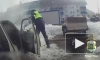 В Югре полицейские потушили загоревшийся автомобиль