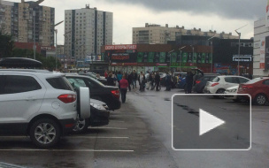 ТЦ Петербурга начали открывать после массовой эвакуации 