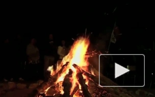 Осталась неделя. Семьи пленённых в Чили горняков зажгли свечи в надежде на их скорейшее спасение.