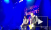 Вместо цветов лифчики: Джонни Деппа забросали нижним бельем на концерте в Москве