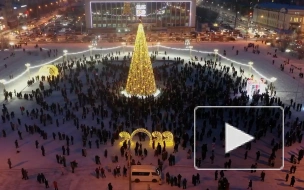 В России зажгли первую новогоднюю елку
