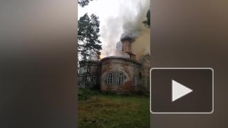 Российская церковь загорелась после удара молнии