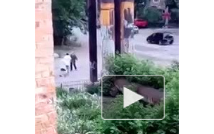 Появилось видео, как неадекватный мужчина бросался с ножом на прохожих в Нефтяниках