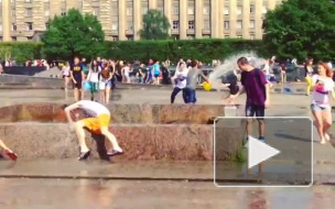 Школота снова сломала фонтан на Московской площади после "водной битвы"