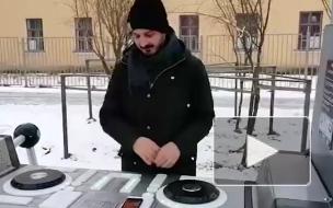 На набережной Карповки появился диджейский пульт