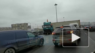 Фура пробила ограждение и развернулась в противоположную сторону на КАД