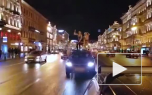 Полуголая парочка "раскачала" Невский на крыше автомобиля