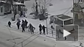 Видео из Челябинска: Маршрутка снесла людей на тротуаре