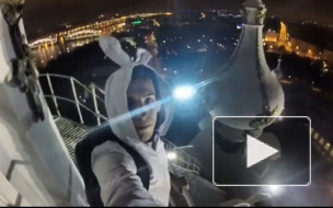 "Руферы-кролики" забрались на крышу Смольного собора