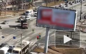 Видео: мусоровоз опрокинулся на улице Типанова