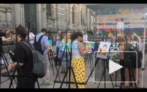 Петербуржцы в центре города нарисовали портреты футболистов 