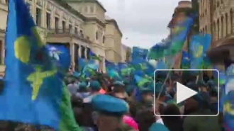 Видео: мирные петербургские десантники прошли от Дворцовой до Марсова поля